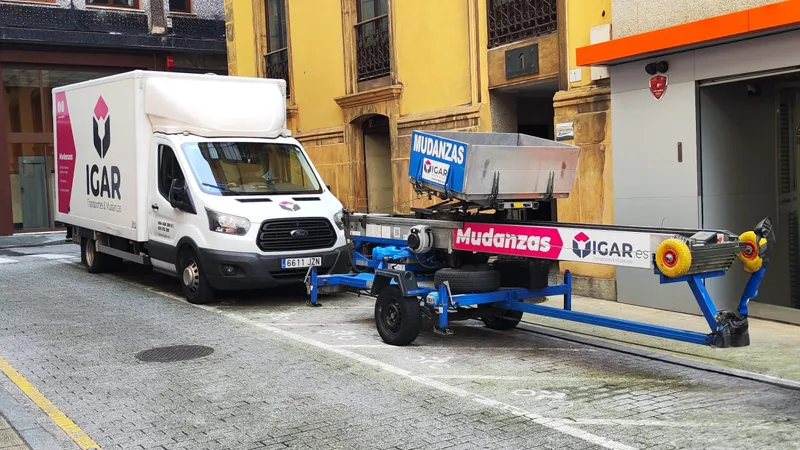 Flota de vehículos y grúa elevadora para mudanzas en Asturias y toda España